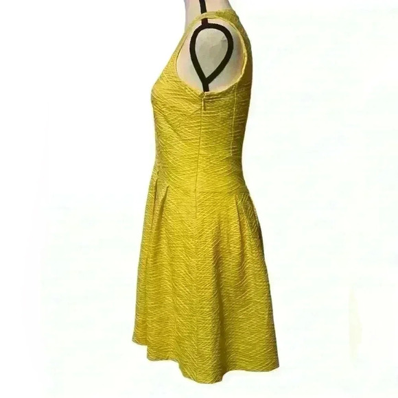GUESS Women’s size 6 Sunny Yellow V-Neck Pleated A-Line Dress, gold zip front - Picture 5 of 13